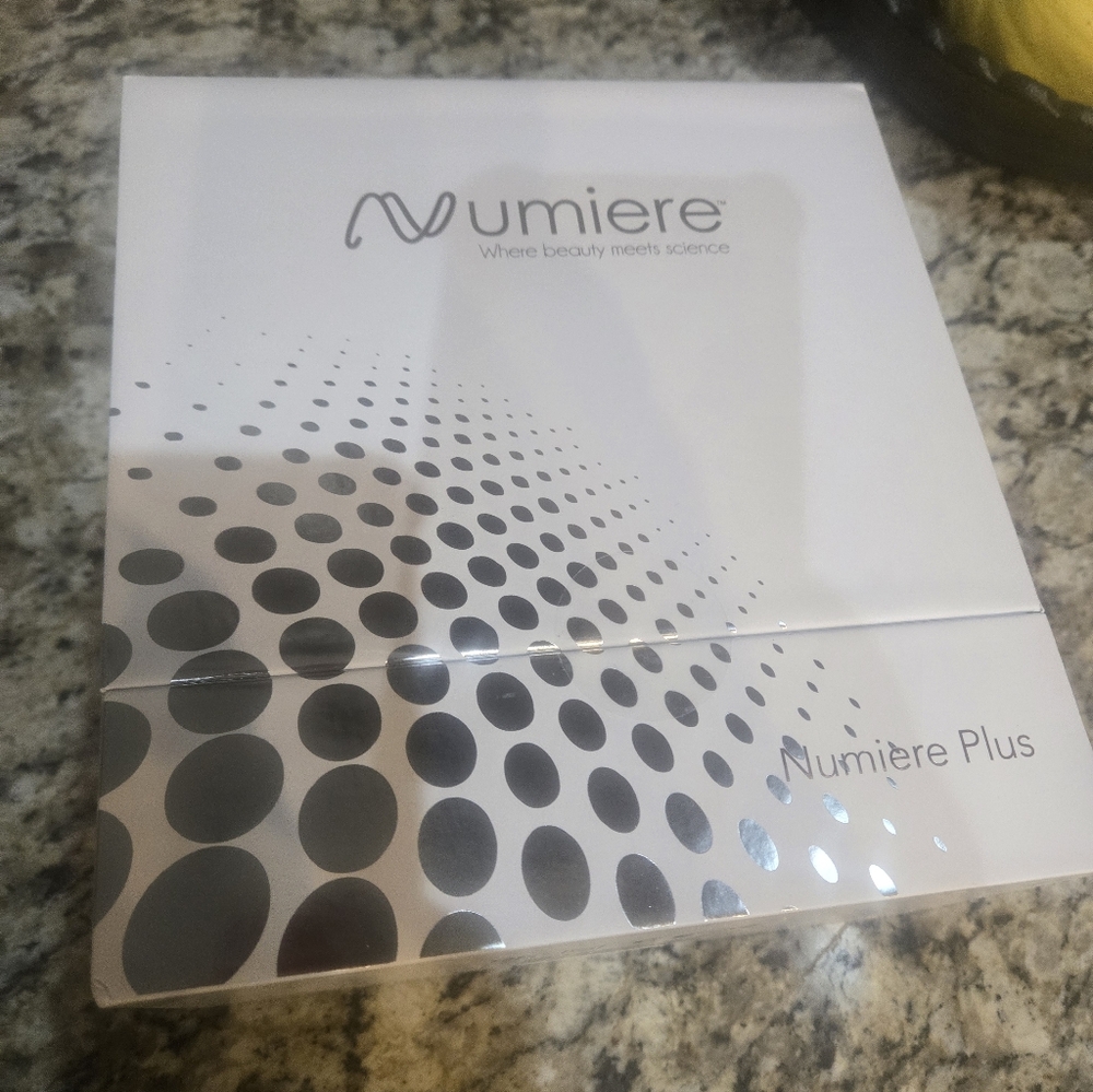 Numiere Plus Beauty Device Packaging - White and Silver